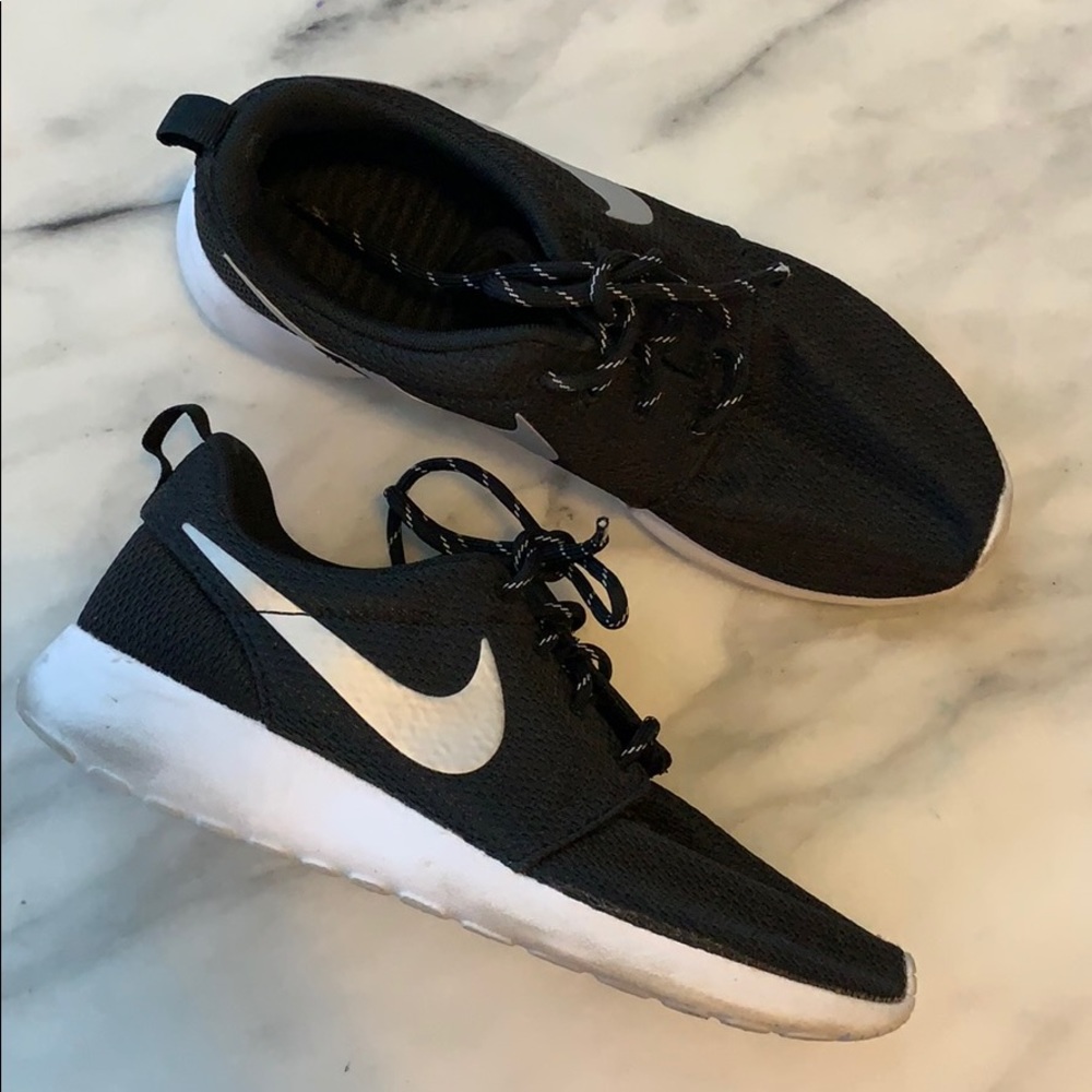 Nike Roshe Black Sneakers